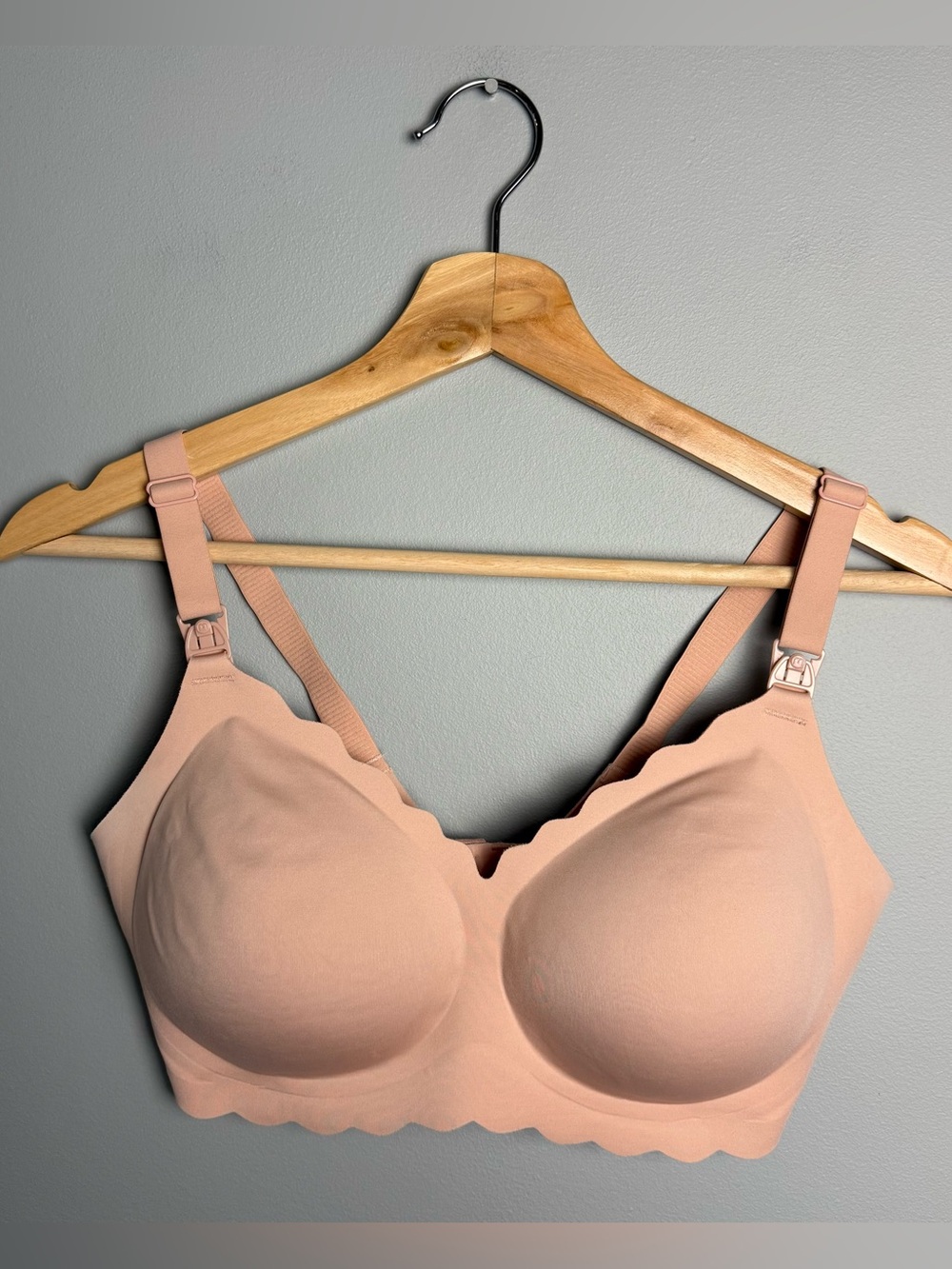 Seamless Scallop-Edge Nursing Bra in Soft Blush Beige